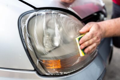 descubre-eficaces-trucos-caseros-para-limpiar-los-faros-de-tu-coche